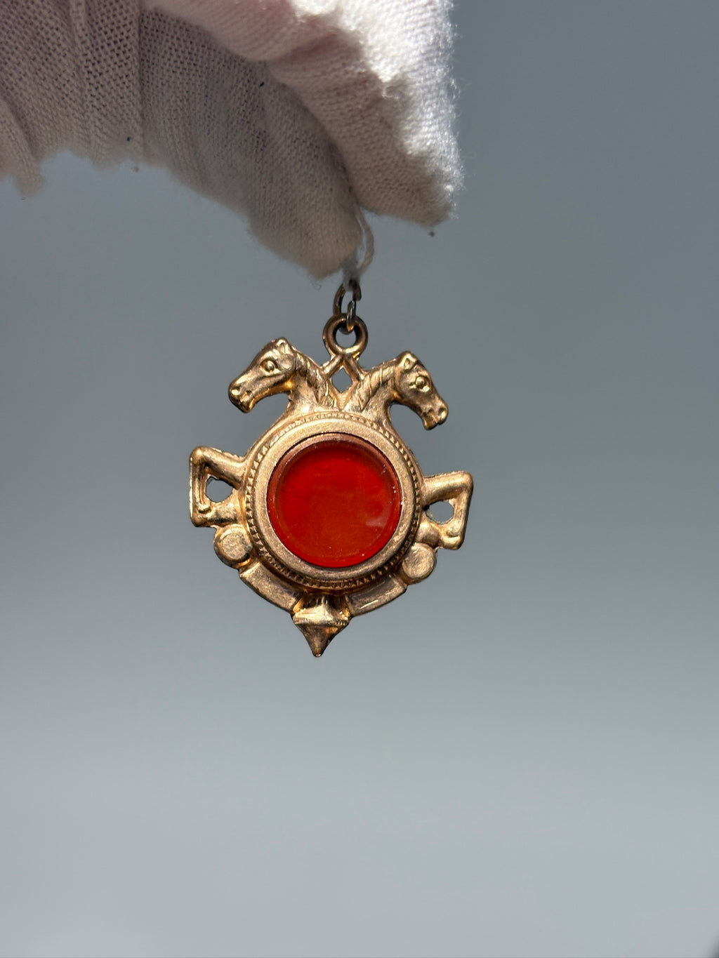 Pendentif Fob Cheval Antique Plaqué Or Cornaline et Grès