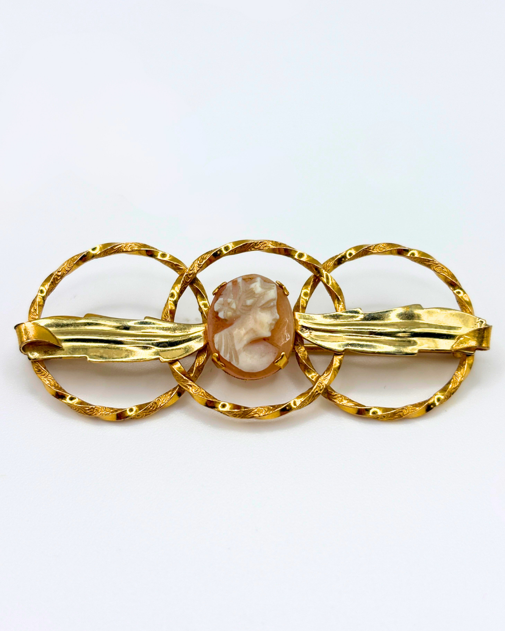 Broche camée en or laminé