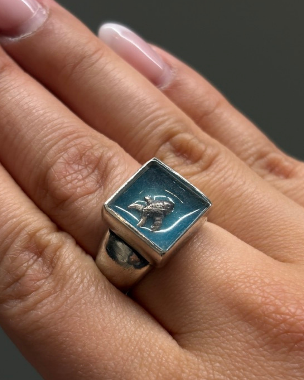 Bague bombée poisson rouge en émail argenté