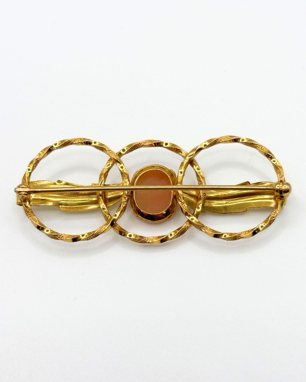 Broche camée en or laminé