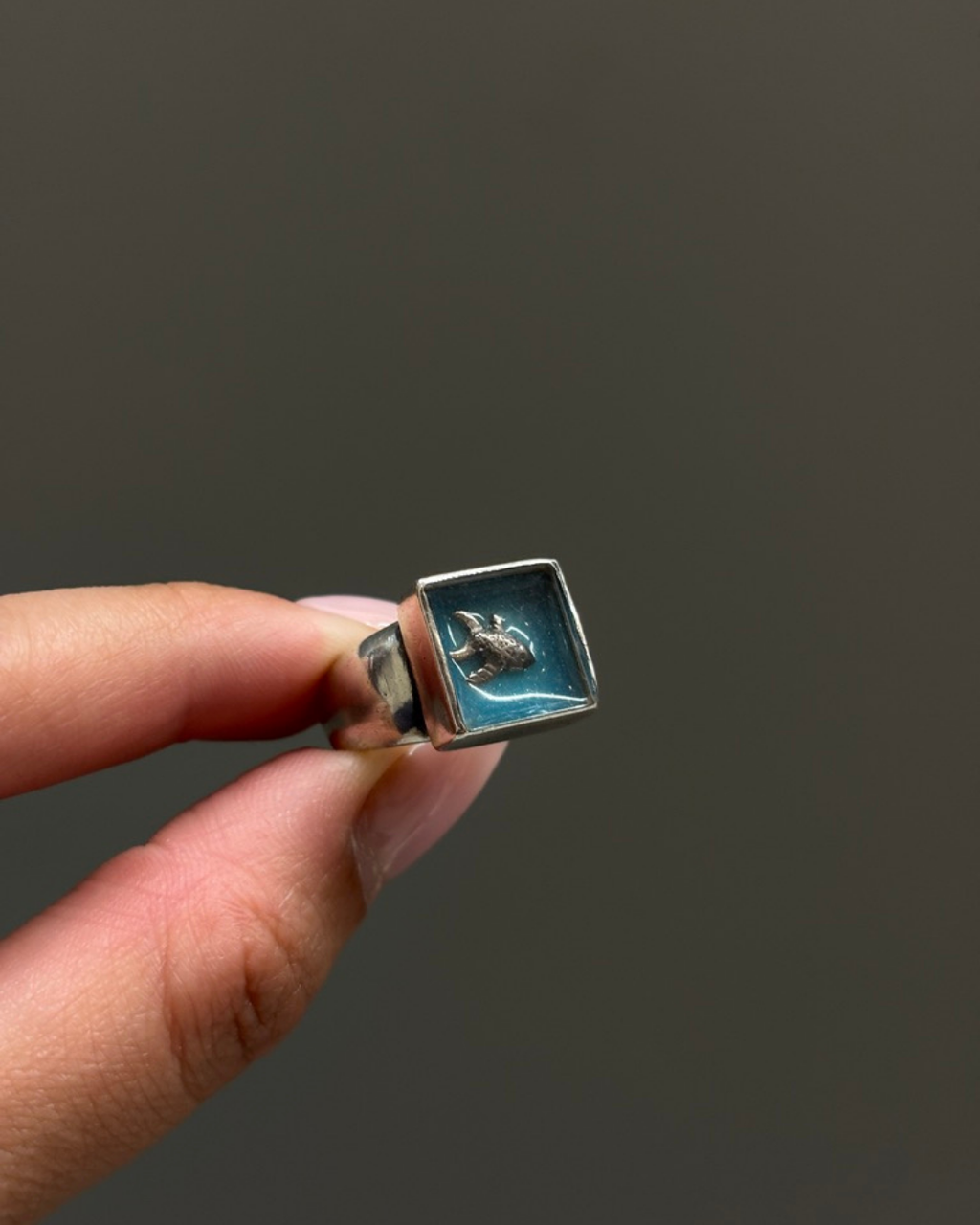 Bague bombée poisson rouge en émail argenté