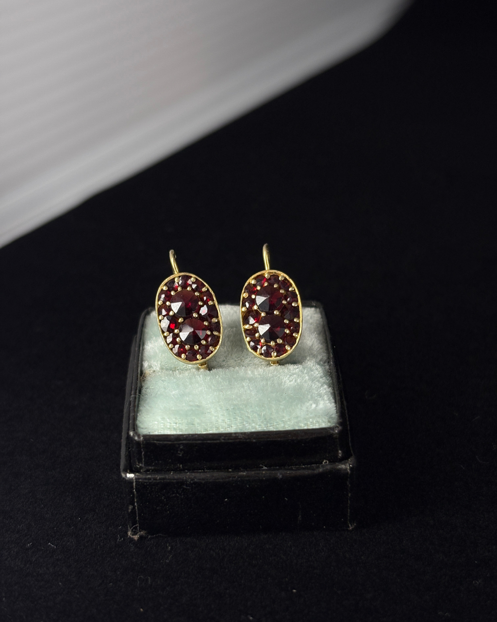 Boucles d'oreilles pendantes en grenat de Bohême tchèque