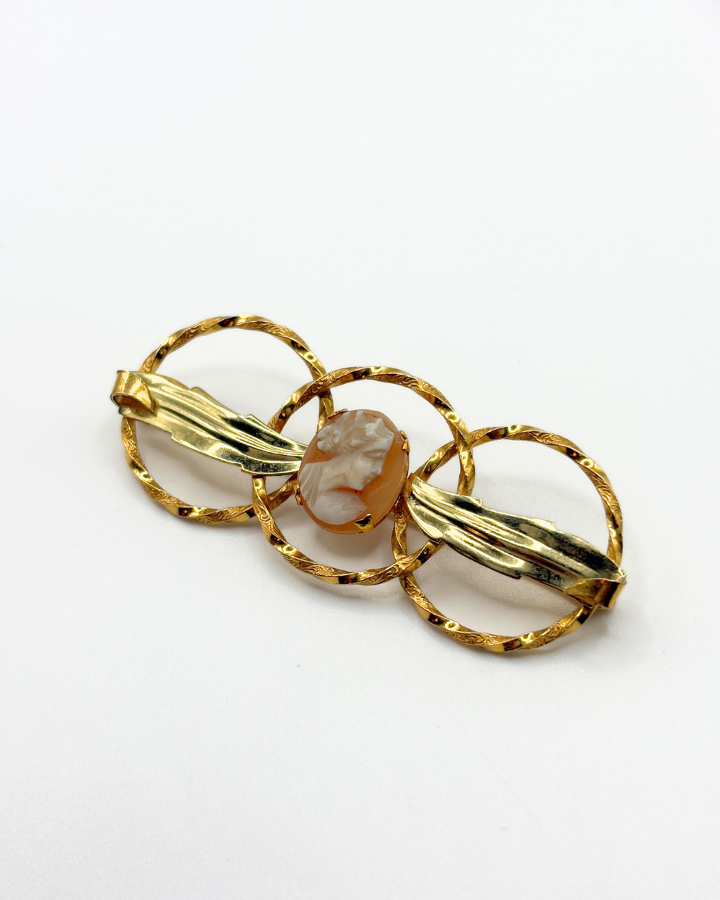 Broche camée en or laminé