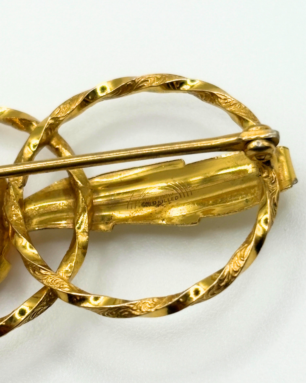 Broche camée en or laminé