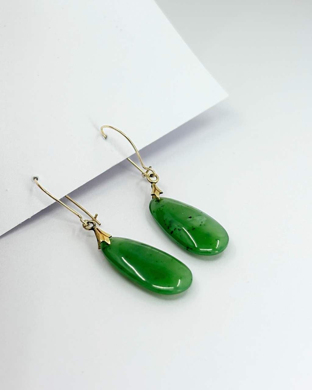 Boucles d'oreilles pendantes en jade néphrite 10 carats d'occasion