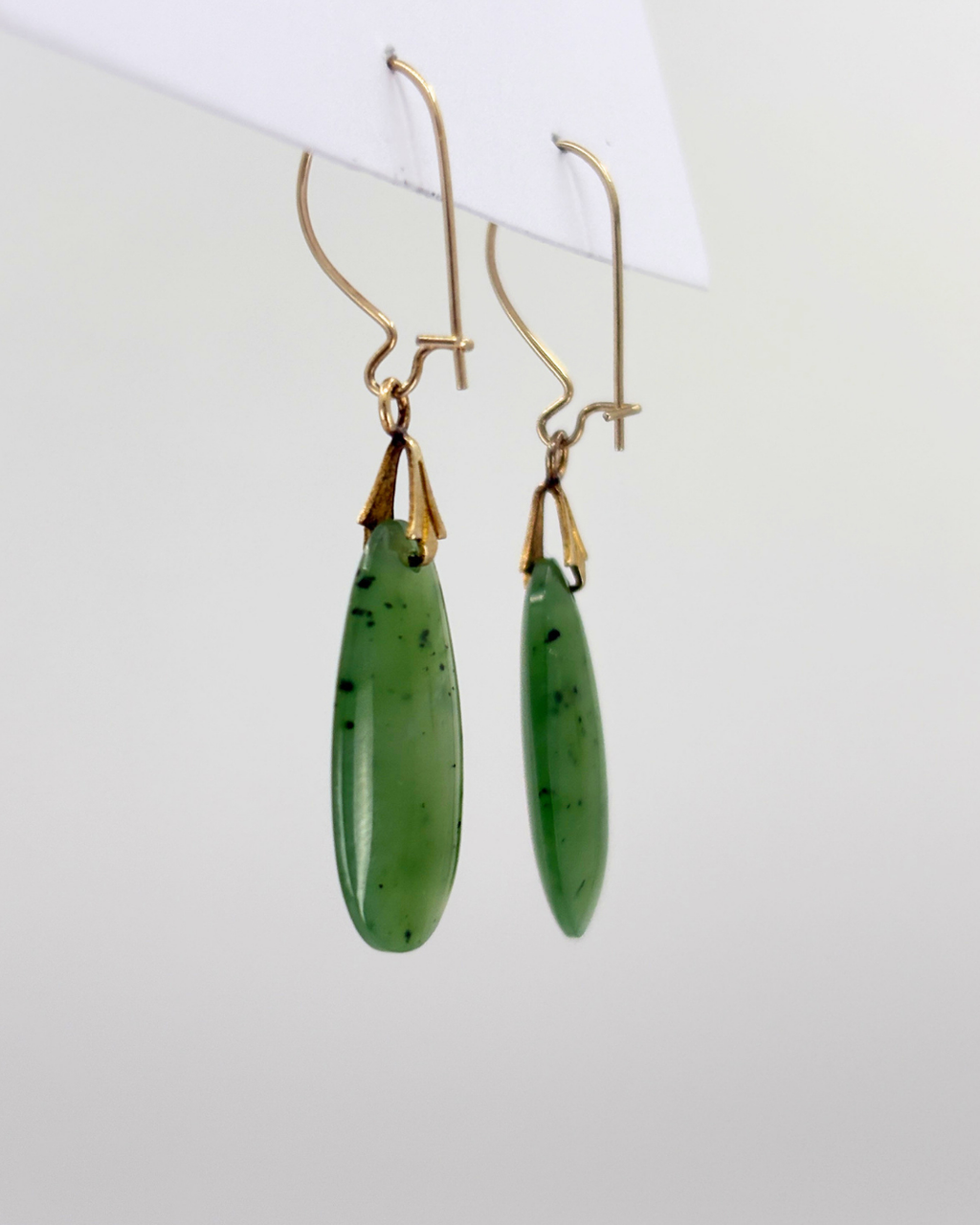 Boucles d'oreilles pendantes en jade néphrite 10 carats d'occasion