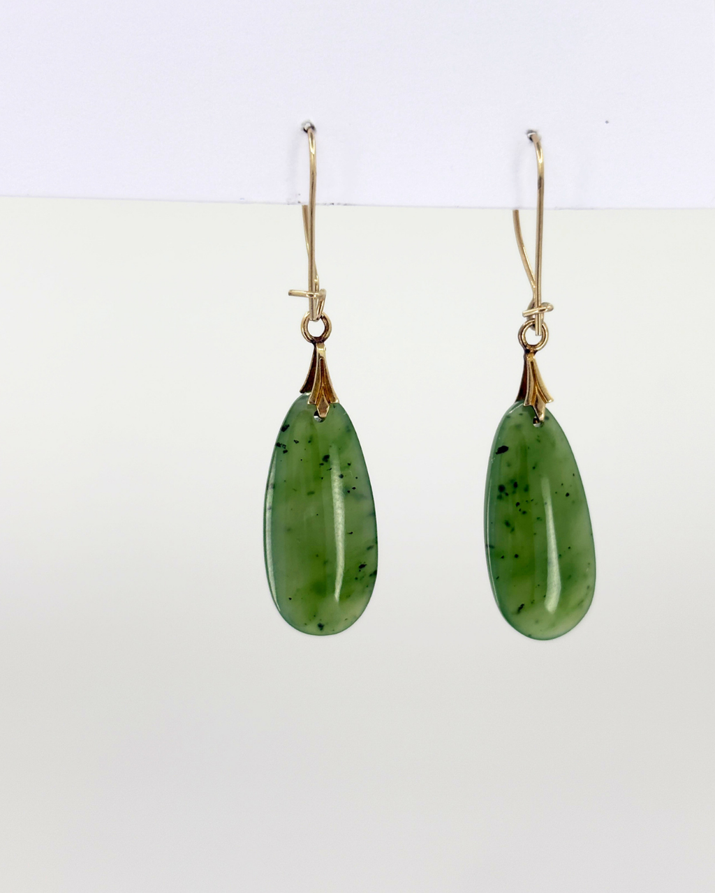 Boucles d'oreilles pendantes en jade néphrite 10 carats d'occasion