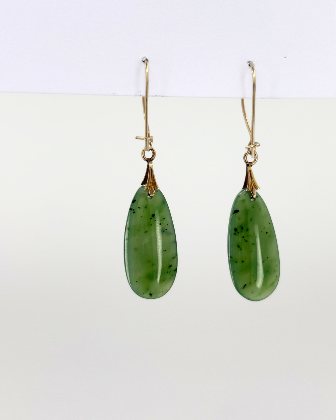 Boucles d'oreilles pendantes en jade néphrite 10 carats d'occasion