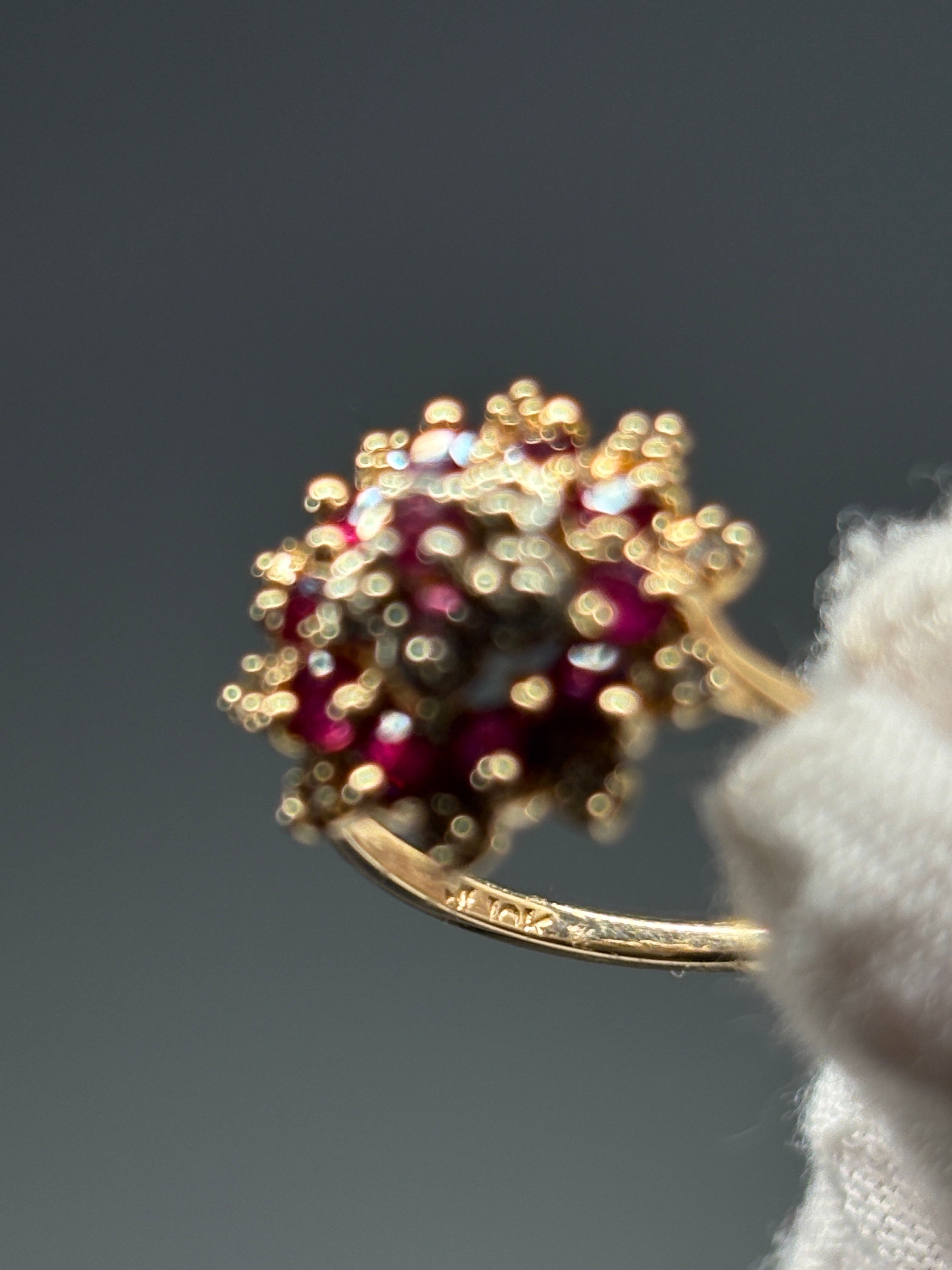 Bague Cocktail Ancienne en Or 10K sertie de Rubis et Diamants