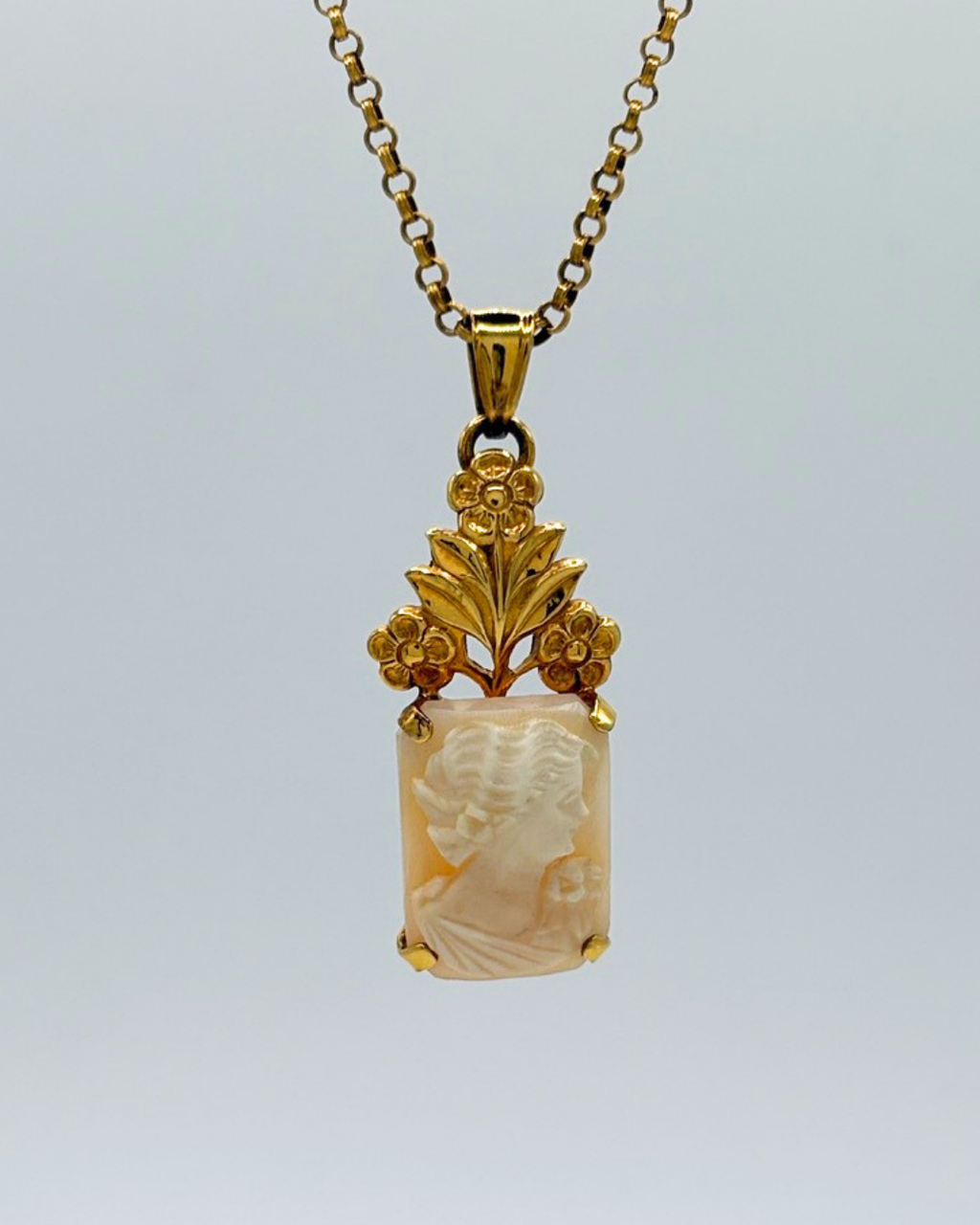 Collier camée "Adorna" en or laminé 7,8 carats