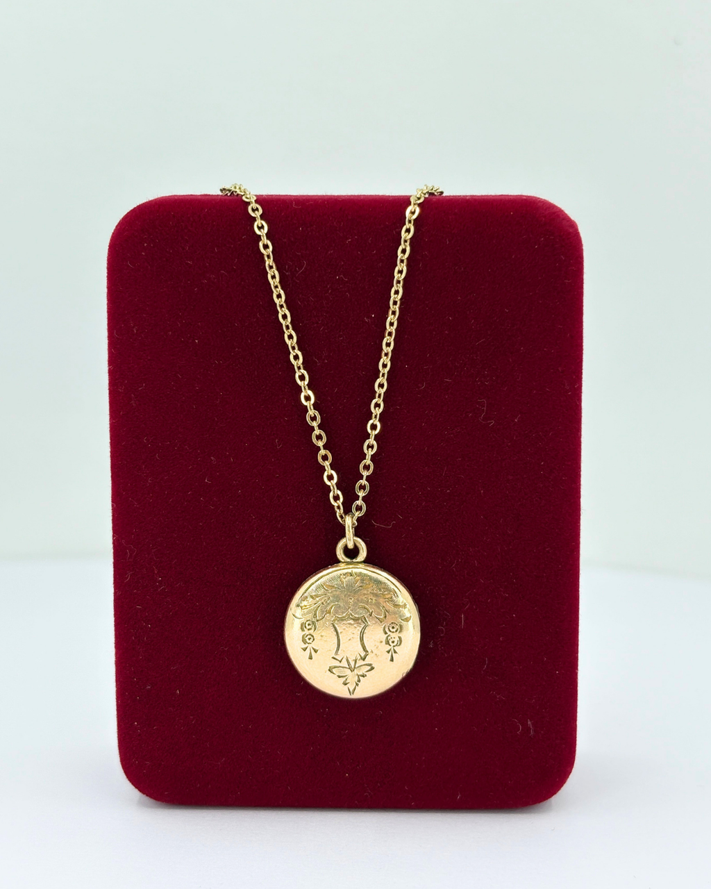 Pendentif médaillon gravé en or laminé
