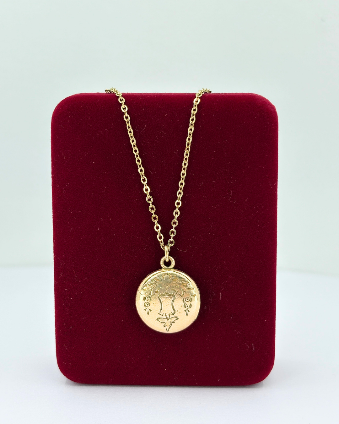 Pendentif médaillon gravé en or laminé