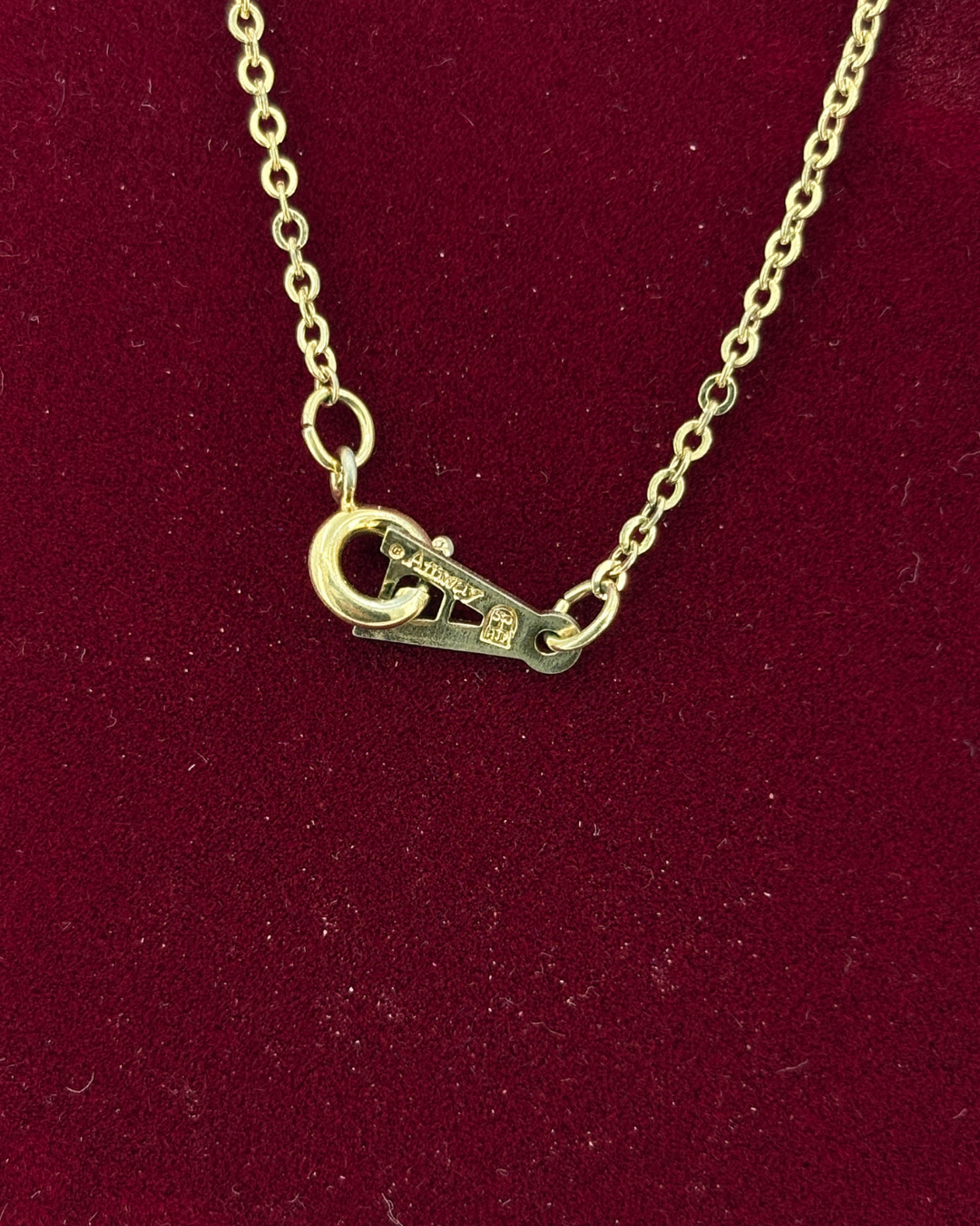 Pendentif médaillon gravé en or laminé