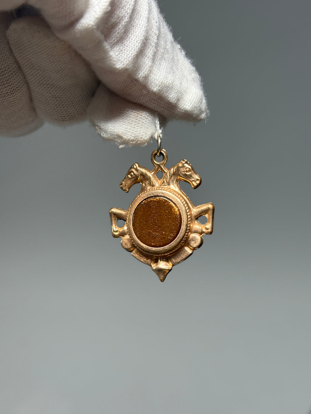 Pendentif Fob Cheval Antique Plaqué Or Cornaline et Grès