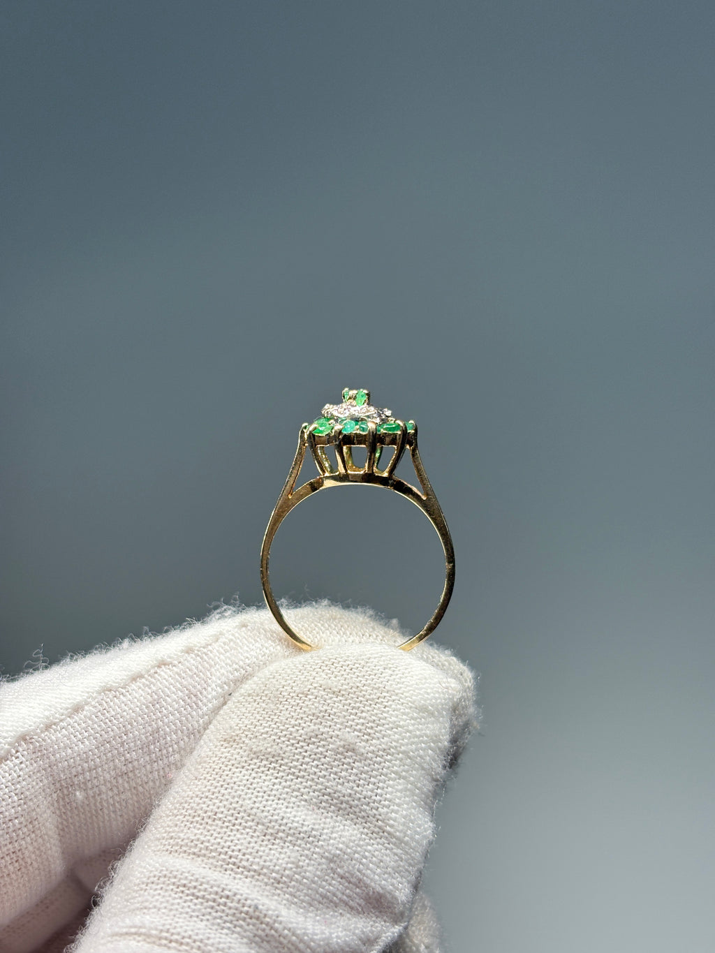 Bague de cocktail ancienne, grappe d'émeraudes et diamants, or 10 carats