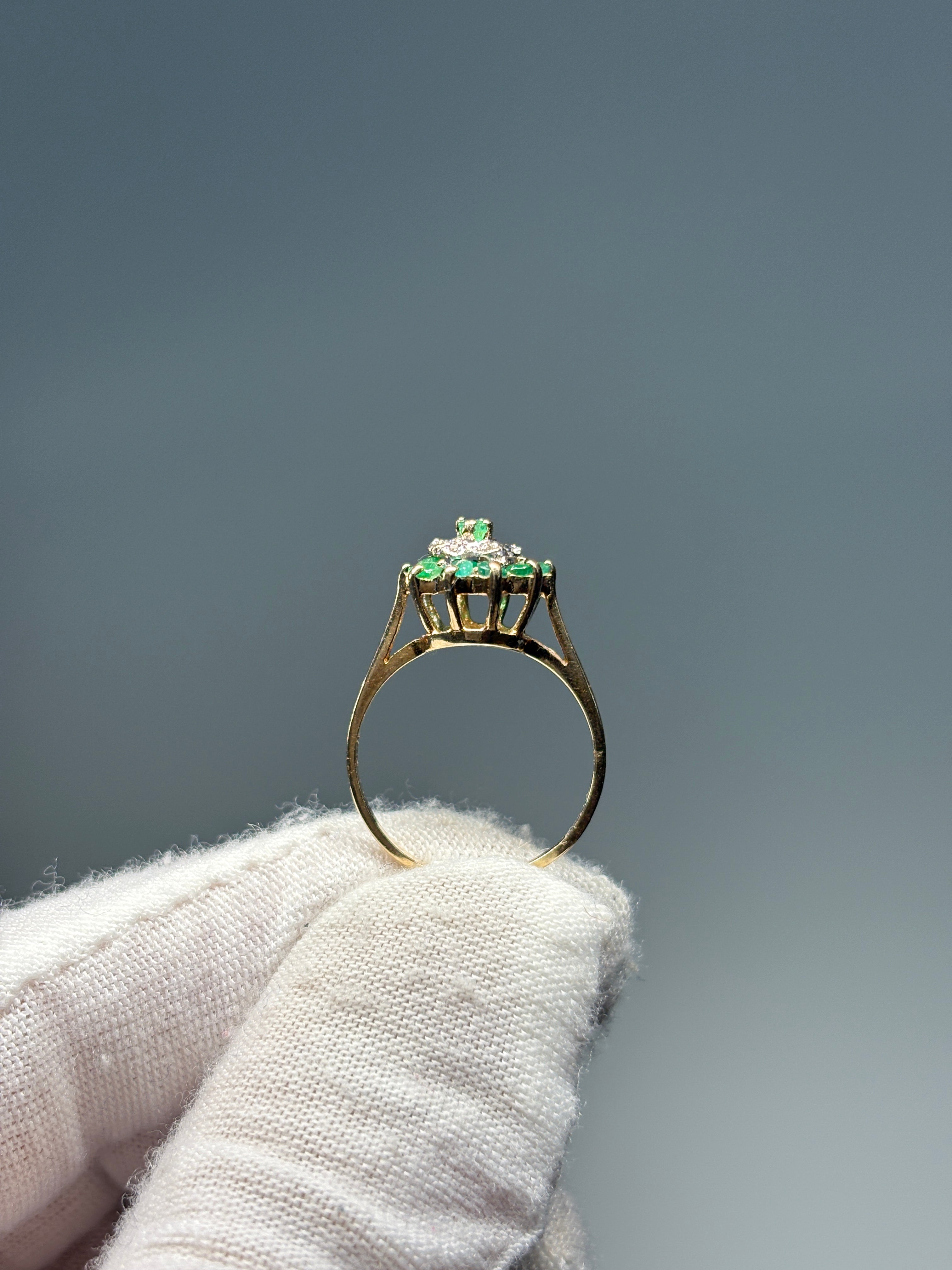 Bague de cocktail ancienne, grappe d'émeraudes et diamants, or 10 carats