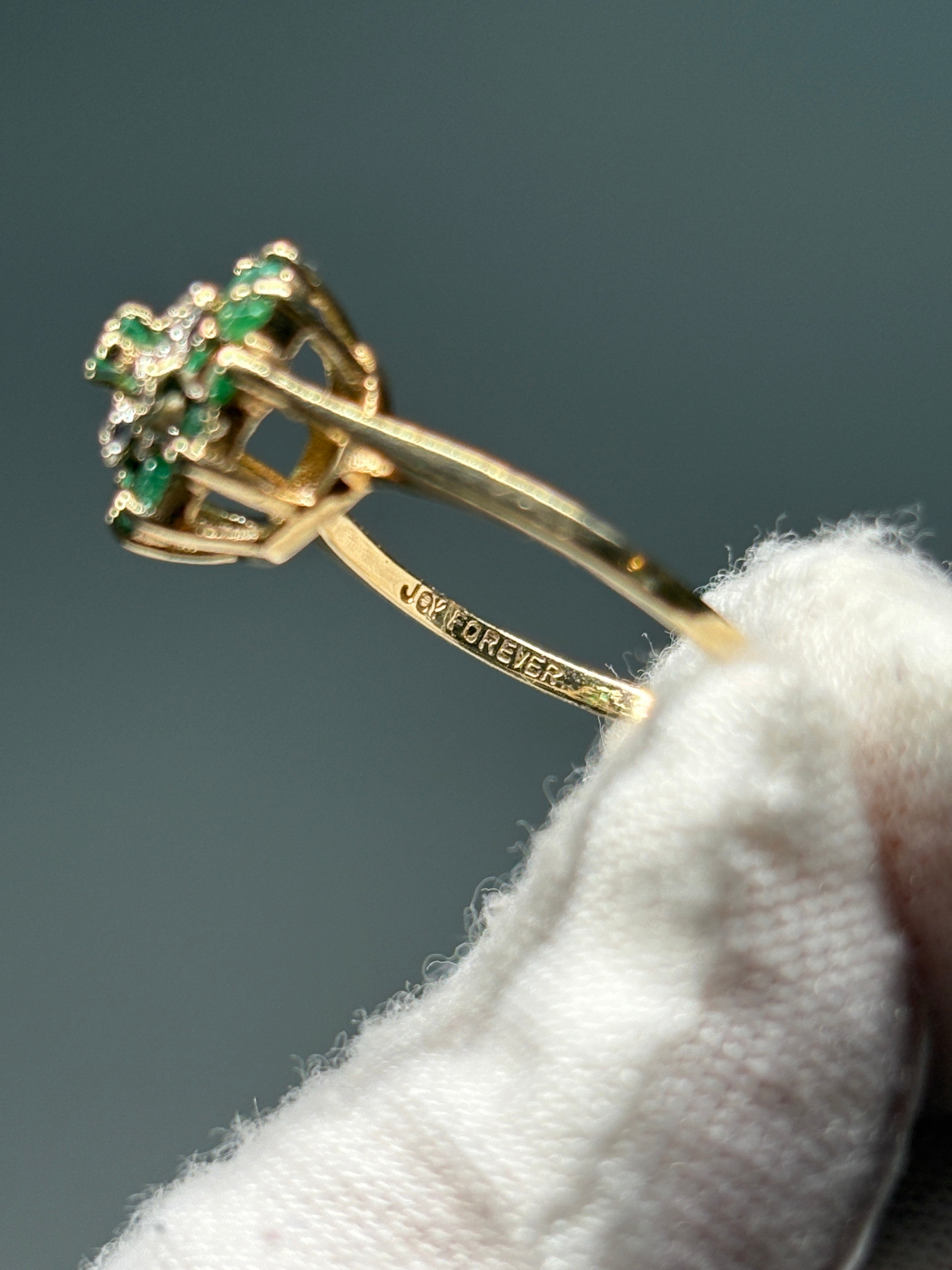 Bague de cocktail ancienne, grappe d'émeraudes et diamants, or 10 carats