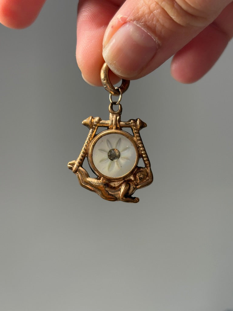 Pendentif de montre ancien en roche de lave et nacre