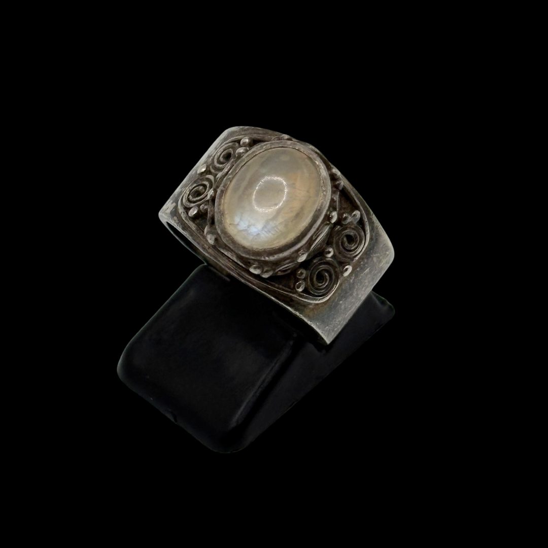 Sterling Cabachon Moonstone Ring