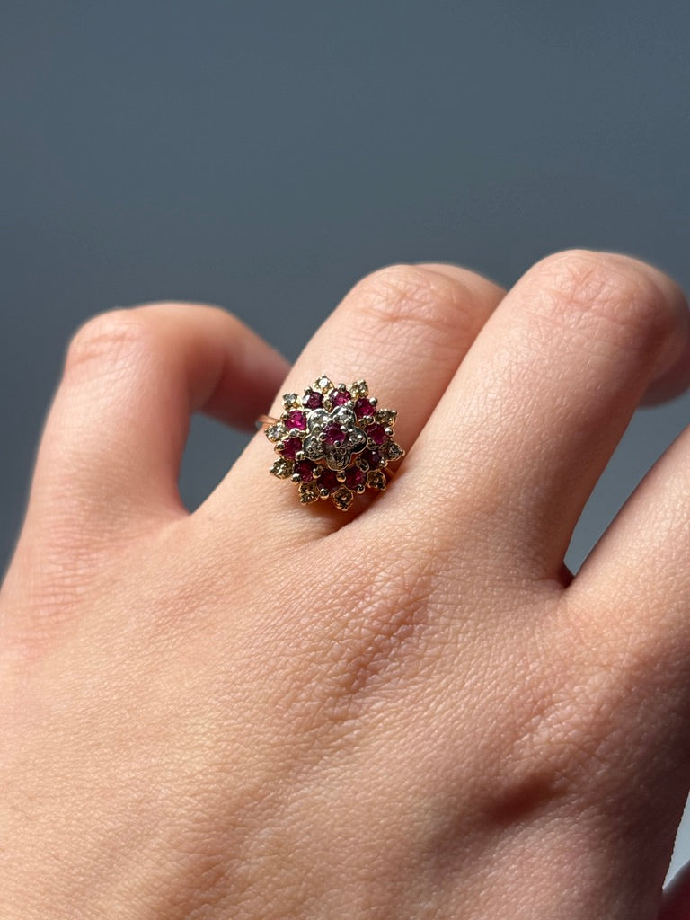 Bague Cocktail Ancienne en Or 10K sertie de Rubis et Diamants