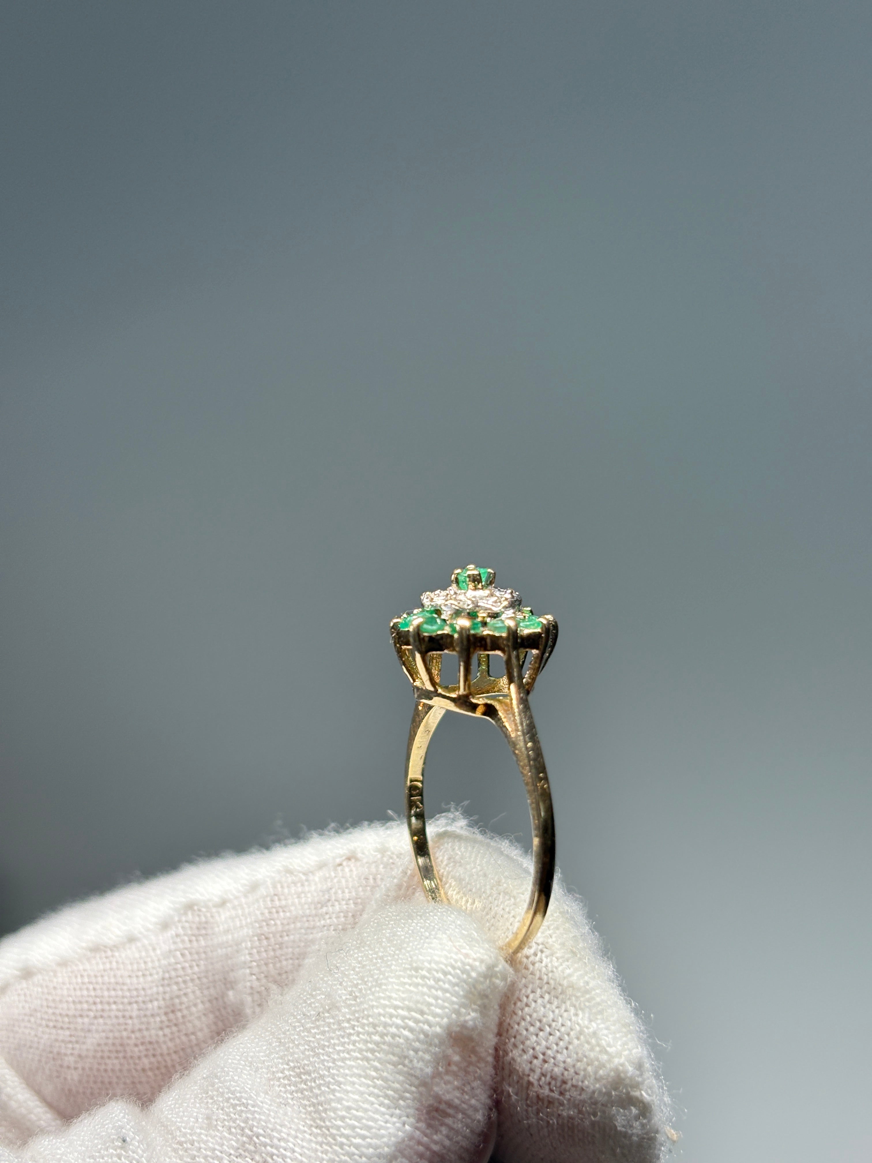 Bague de cocktail ancienne, grappe d'émeraudes et diamants, or 10 carats