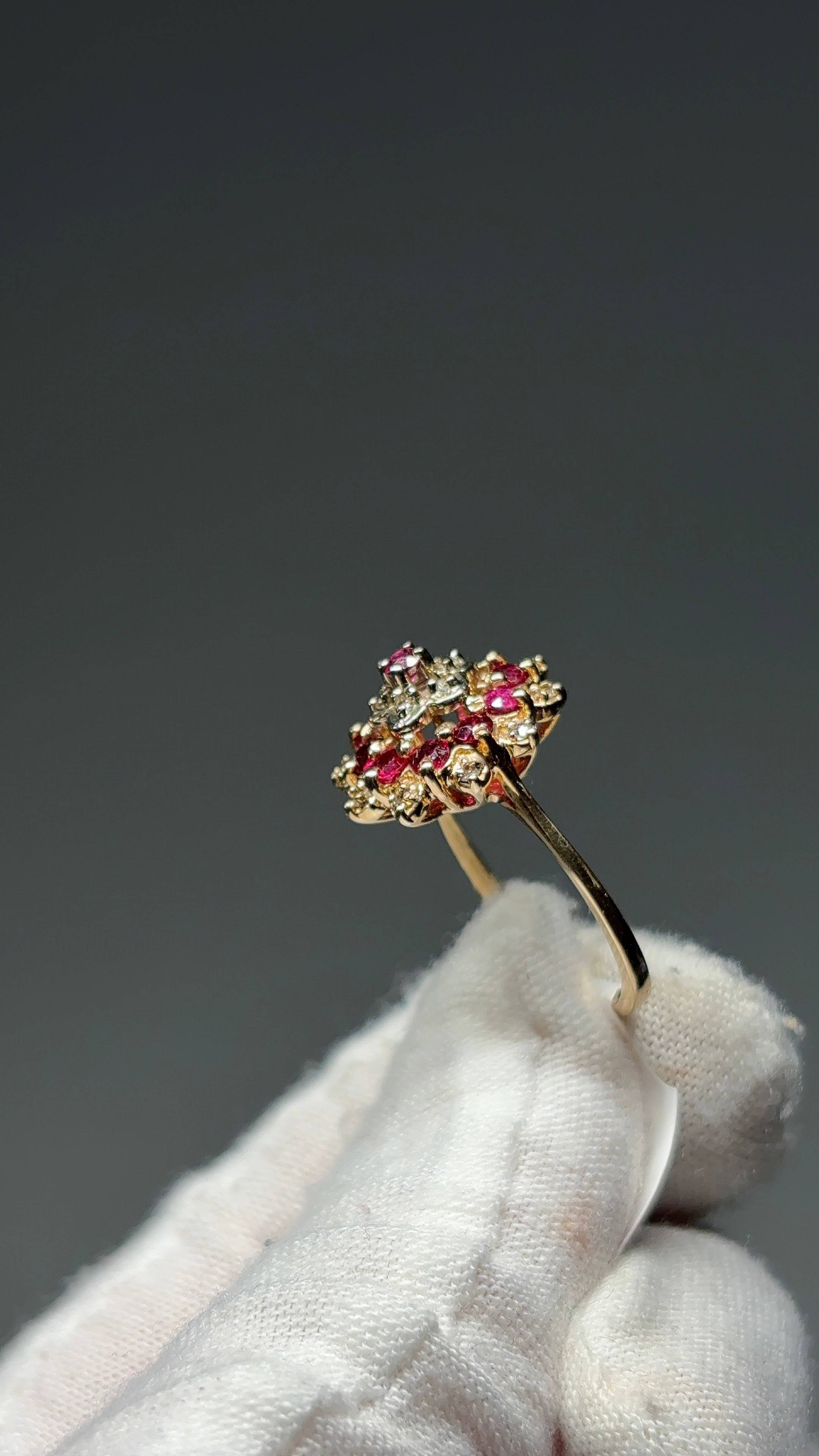 Bague Cocktail Ancienne en Or 10K sertie de Rubis et Diamants