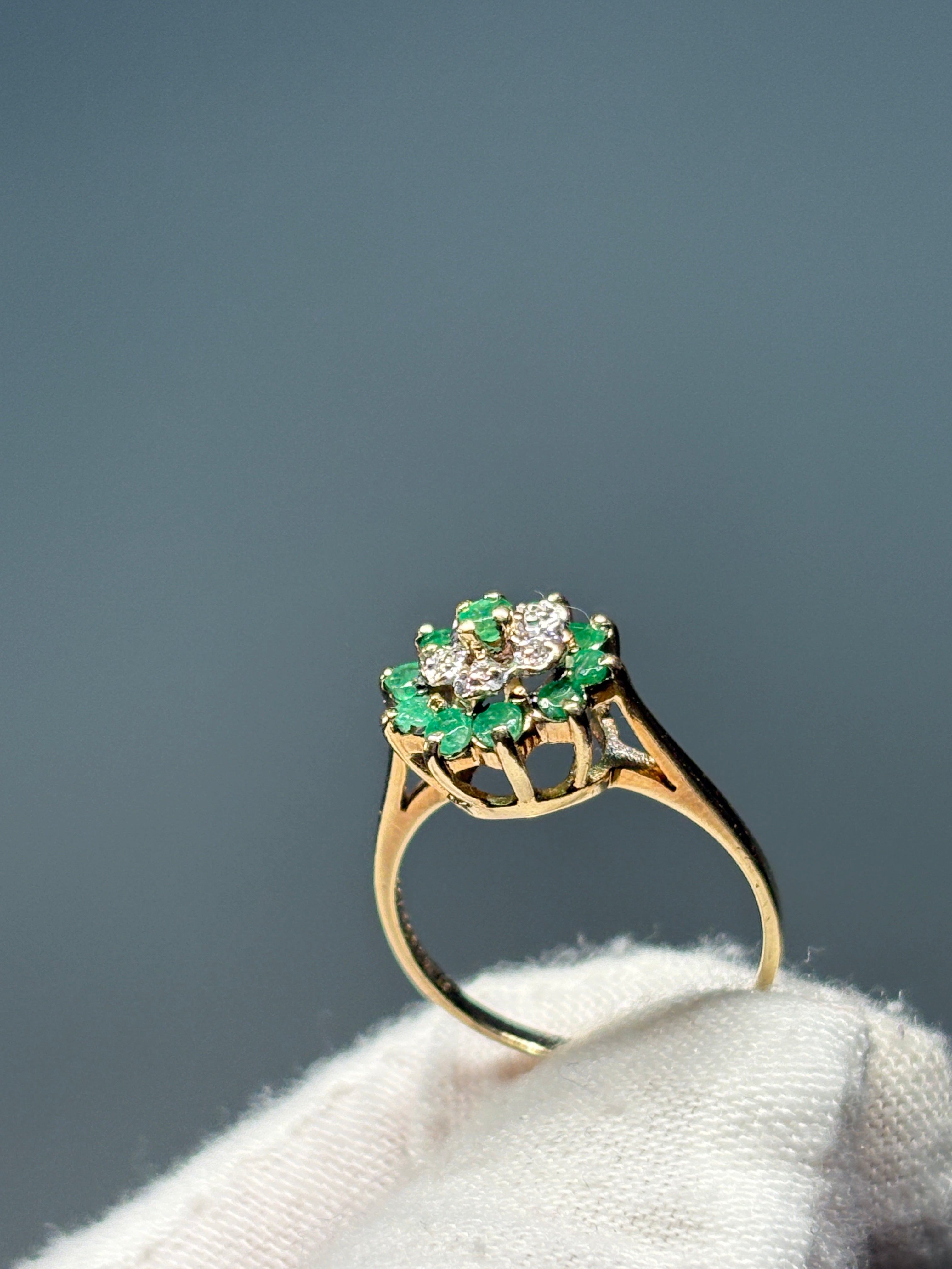 Bague de cocktail ancienne, grappe d'émeraudes et diamants, or 10 carats