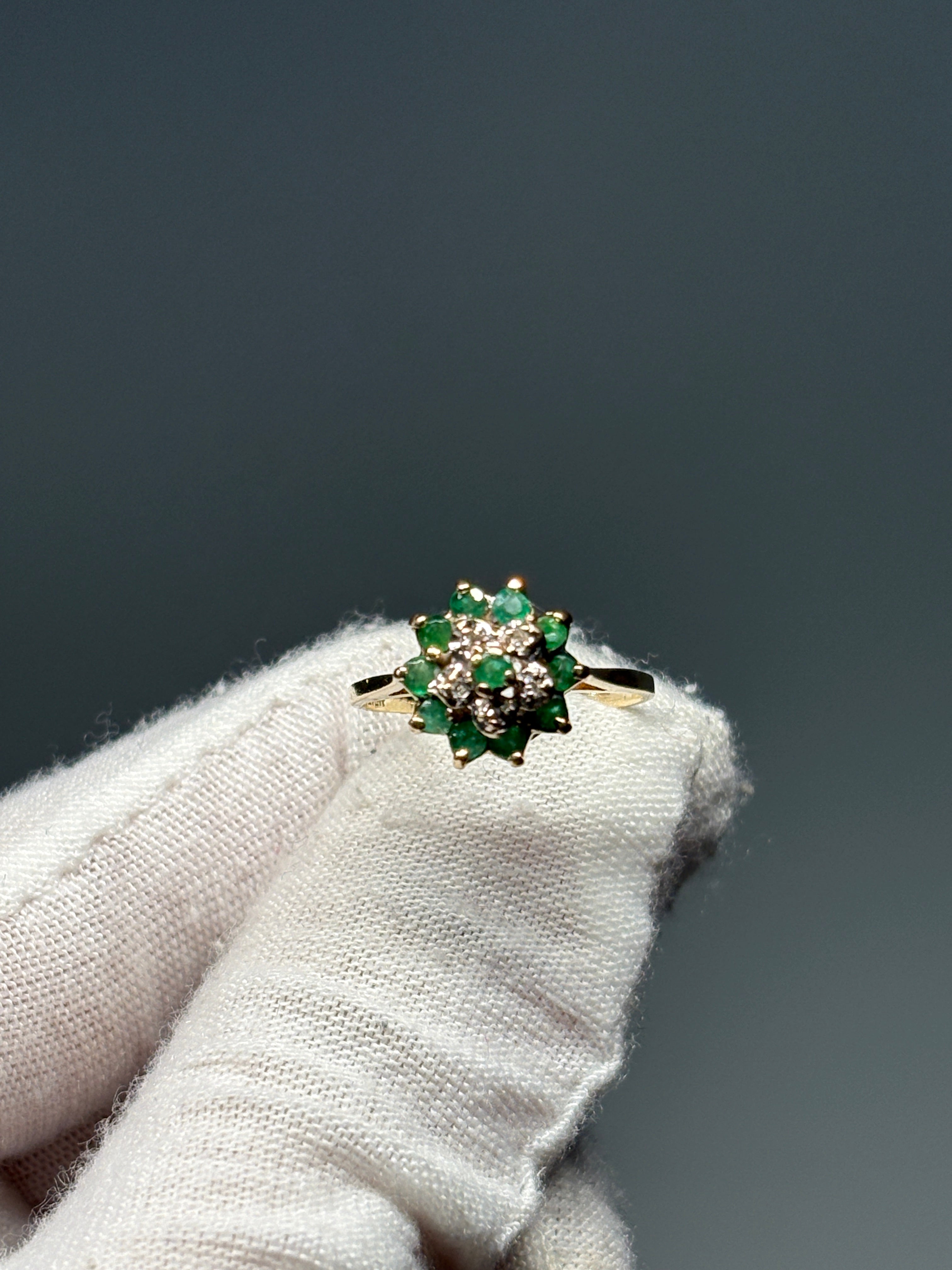 Bague de cocktail ancienne, grappe d'émeraudes et diamants, or 10 carats