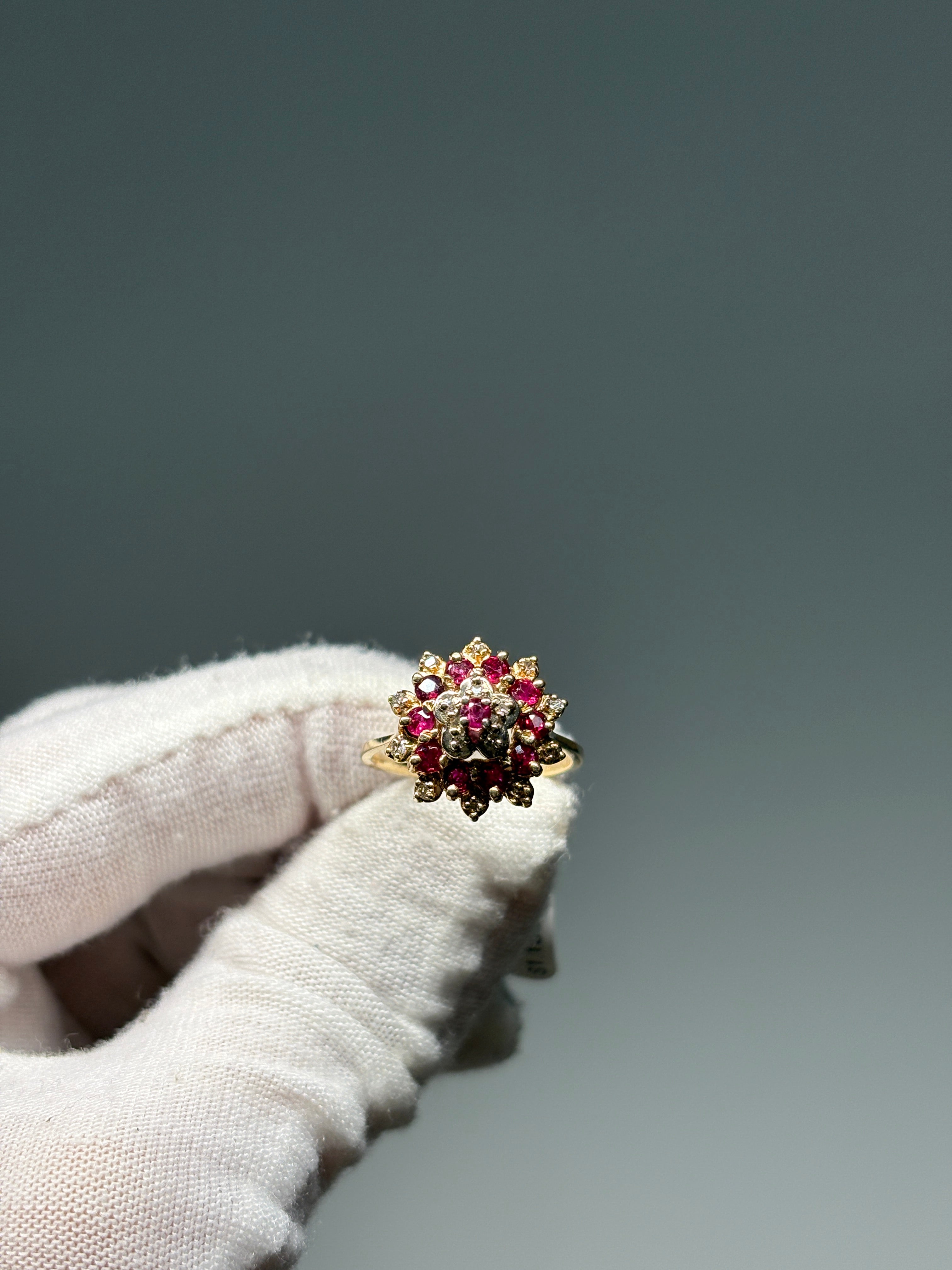 Bague Cocktail Ancienne en Or 10K sertie de Rubis et Diamants