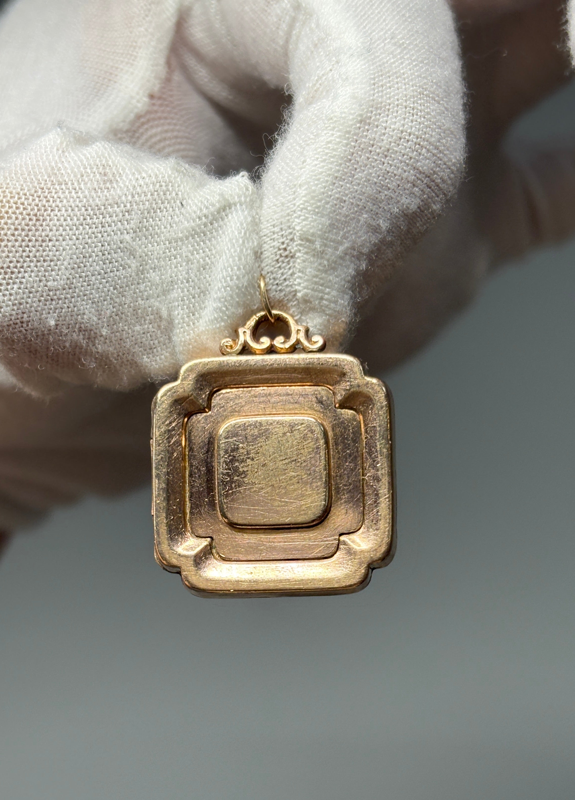 Pendentif de breloque de montre ancienne en or rose 9 carats laminé