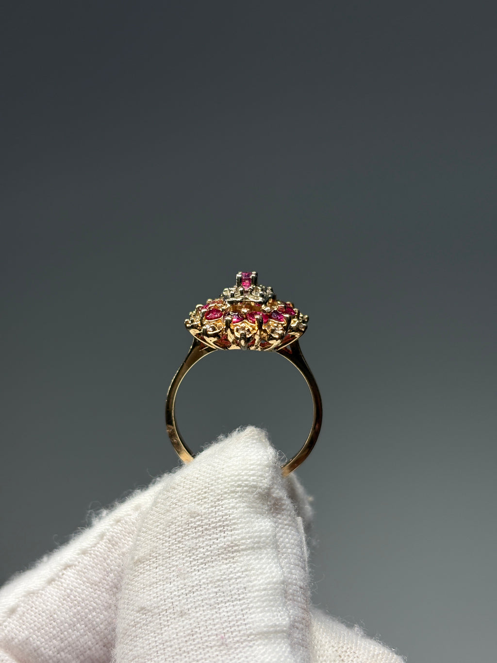 Bague Cocktail Ancienne en Or 10K sertie de Rubis et Diamants