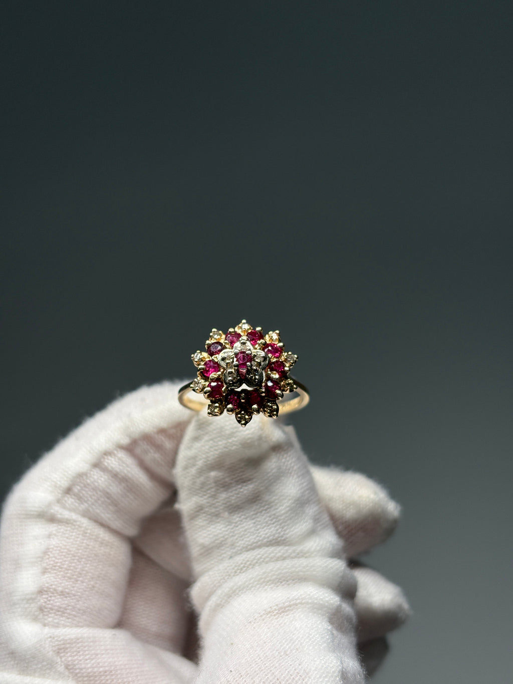 Bague Cocktail Ancienne en Or 10K sertie de Rubis et Diamants