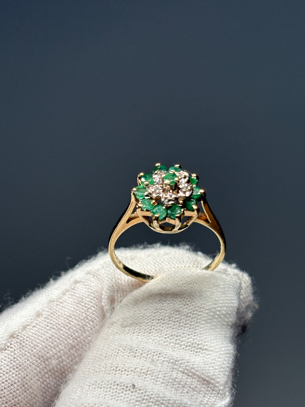 Bague de cocktail ancienne, grappe d'émeraudes et diamants, or 10 carats
