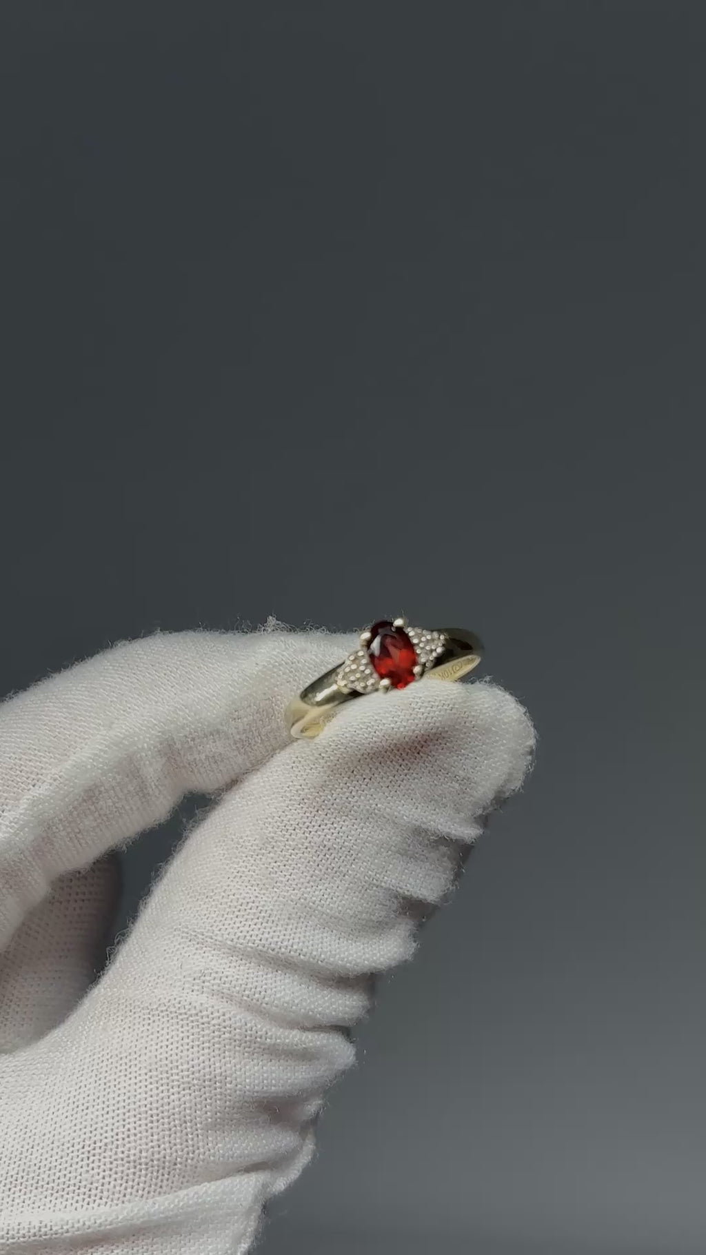 Estate 10KT Garnet & Diamond Ring