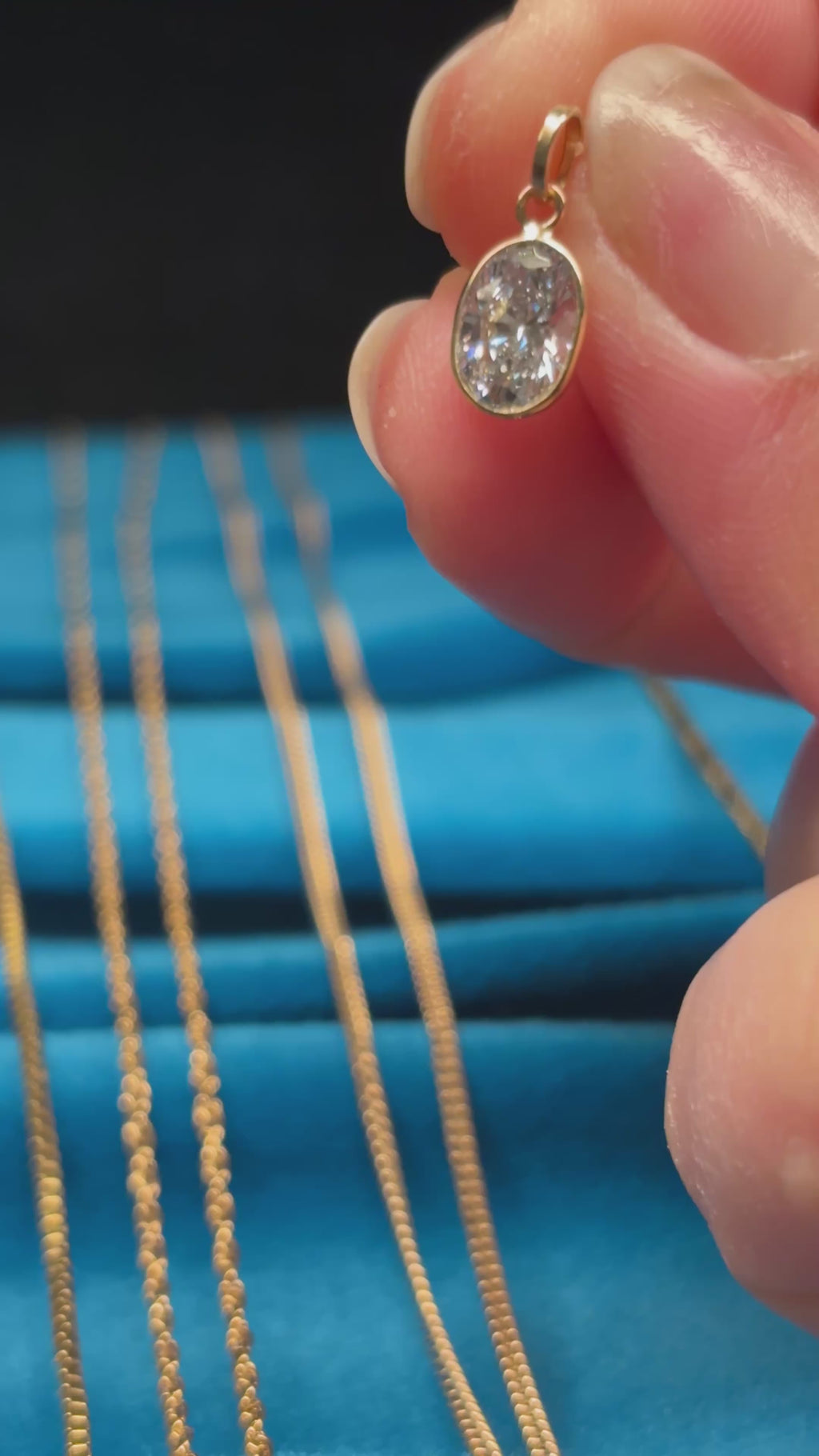 10KT 1ct Blue Diamond Pendant & 10KT Necklace